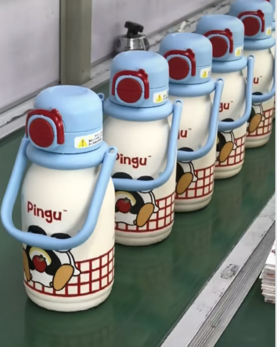 Nunjukeun cangkir térmos, éta henteu ngan ukur dipikabutuh pikeun ngagaduhan penampilan anu indah, tapi ogé pikeun dijangkingan duaan jero sareng luar